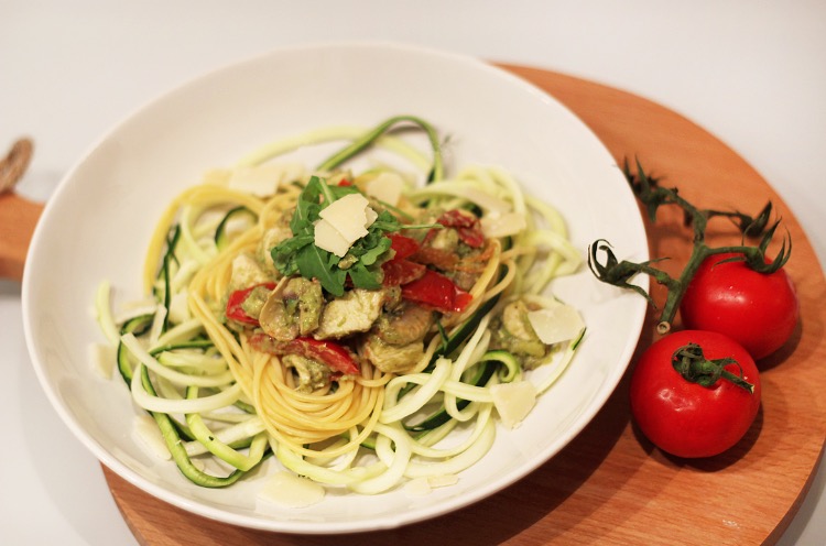 spagh-courgetti-met-avocado-pesto-saus